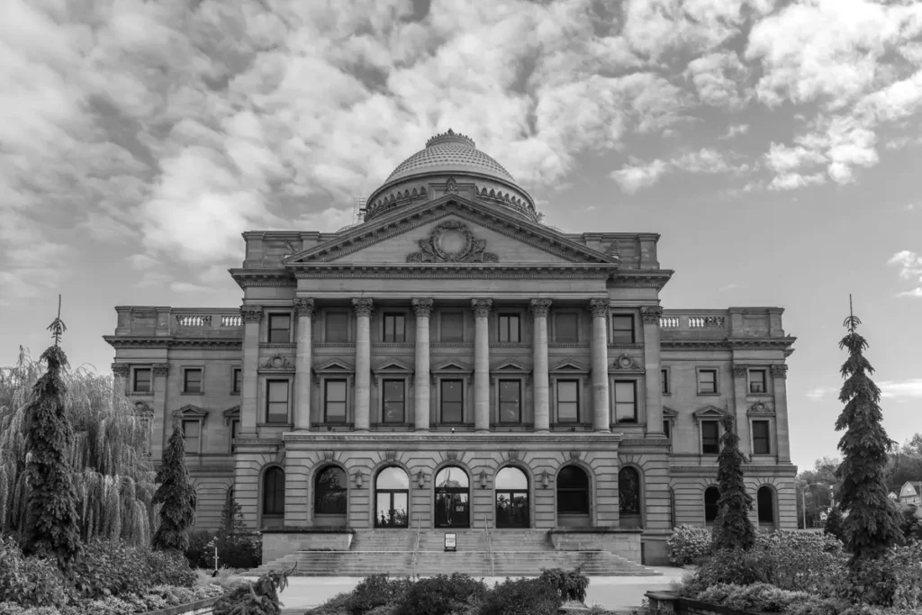 Neoclassical architecture of a courthouse building, symbolizing the traditional bankruptcy and judicial oversight process.